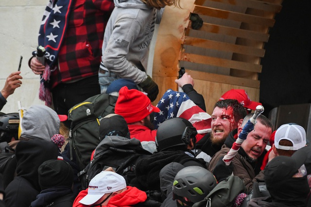 Nóng: Người phụ nữ trúng đạn trong tòa nhà Quốc hội đã chết - Ảnh 1.