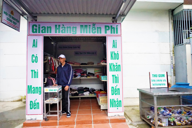 Ấm lòng gian hàng miễn phí nơi góc phố - Ảnh 2.