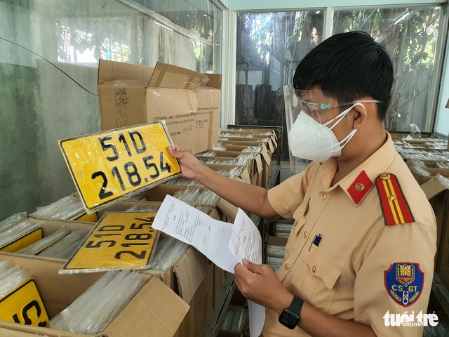 Người dân đi đăng ký xe ngày chủ nhật sau nới lỏng giãn cách - Ảnh 4.