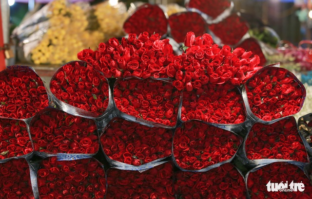 Hà Nội ‘không ngủ’, chị em rủ nhau đi chợ hoa đón 20-10 sớm - Ảnh 4.