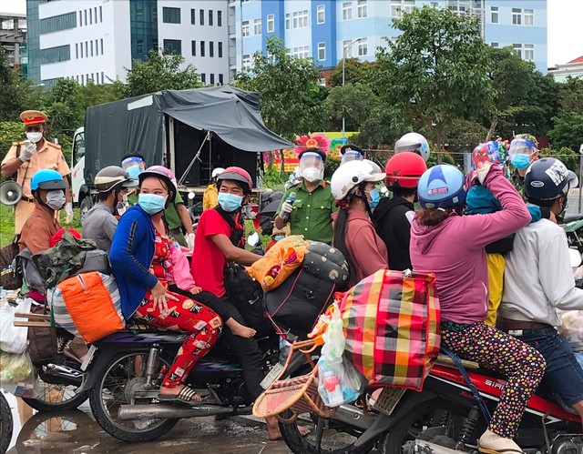 Cà Mau kiến nghị trung ương hỗ trợ đội ngũ y tế và vắc xin - Ảnh 1.