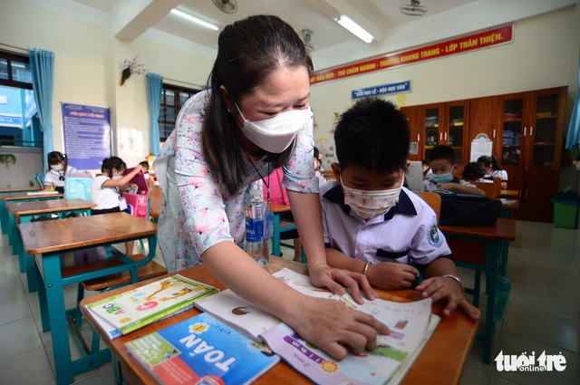 Sáng nay 20-10, học sinh xã đảo Thạnh An nô nức đến trường - Ảnh 8.