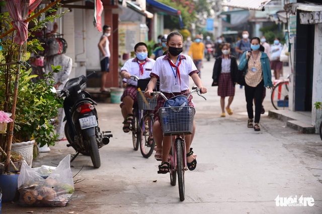 Sáng nay 20-10, học sinh xã đảo Thạnh An nô nức đến trường - Ảnh 1.