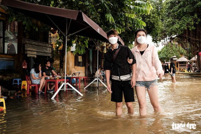 Thú vui check in phố cổ Hội An mùa nước lụt, ngồi cà phê nghịch nước sông Hoài - Ảnh 4.