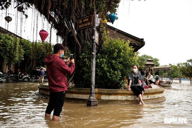 Thú vui check in phố cổ Hội An mùa nước lụt, ngồi cà phê nghịch nước sông Hoài - Ảnh 5.