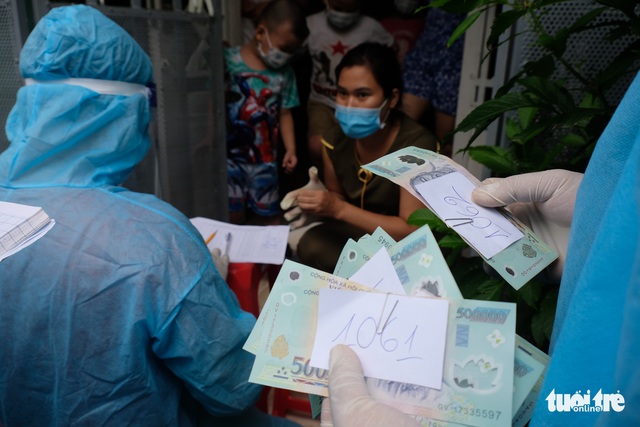 Oxfam và 2 đại sứ quán New Zealand, Thụy Sĩ hỗ trợ 700 lao động ở TP.HCM - Ảnh 1.