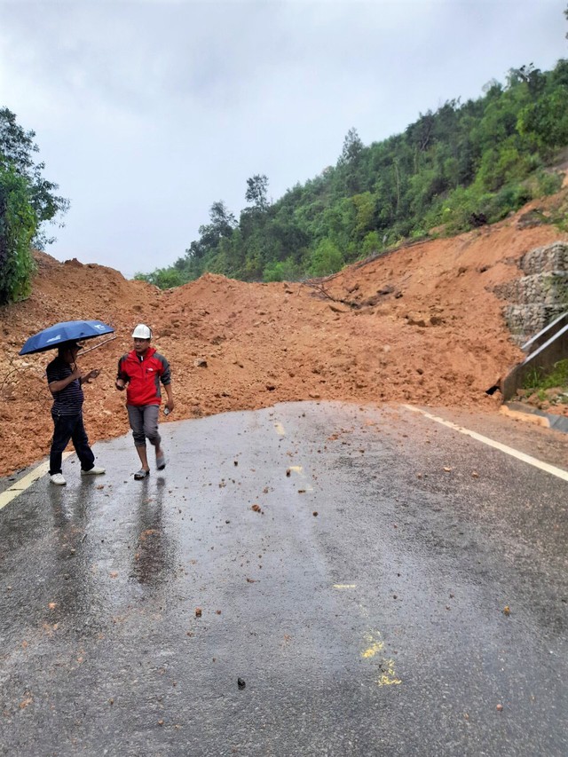 Đèo Khánh Lê sạt lở nghiêm trọng, đường Nha Trang - Đà Lạt ách tắc - Ảnh 3.