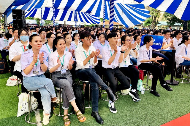 ĐH Y dược TP.HCM dành 17 tỉ đồng trao học bổng cho tân sinh viên khó khăn - Ảnh 1.