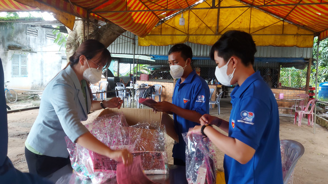 Chàng trai chia sẻ túi thuốc yêu thương cho bà con nghèo ở phum sóc - Ảnh 2.