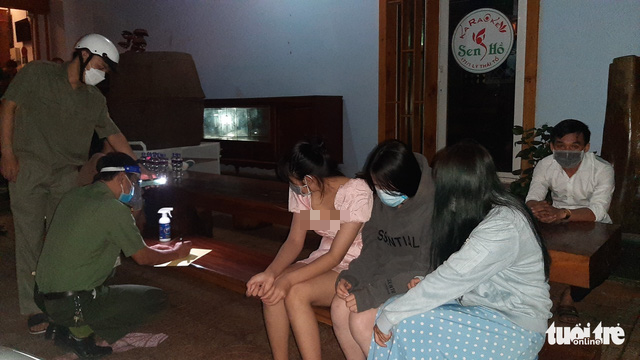 Đột kích quán karaoke trong mùa dịch, tiếp viên dẫn khách trốn vào phòng bí mật - Ảnh 1.