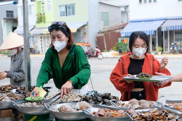 Hàng quán TP.HCM bán cầm chừng, bữa được bữa mất - Ảnh 1.