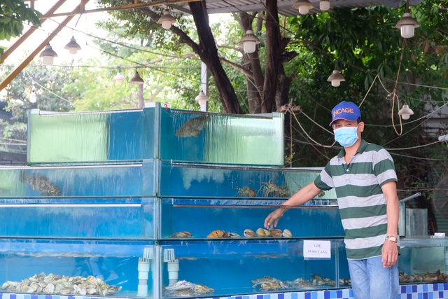 Hàng quán TP.HCM bán cầm chừng, bữa được bữa mất - Ảnh 5.