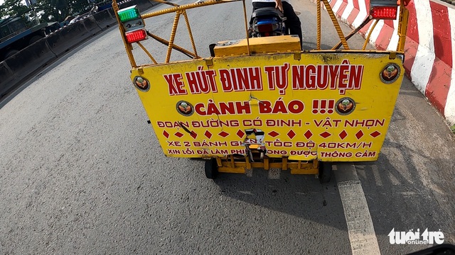 Hàng trăm miếng đinh màu đen bẫy người đi đường ở Bình Chánh - Ảnh 5.