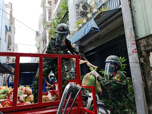Đã có 1 triệu túi an sinh được trao cho người dân khó khăn trong dịch COVID-19 - Ảnh 1.