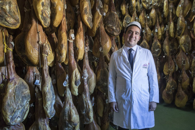 Để tránh khủng hoảng khí hậu, Bộ trưởng Tây Ban Nha kêu gọi người dân giảm ăn thịt - Ảnh 1.