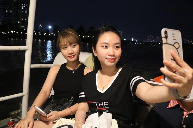 Lần đầu tiên TP.HCM có buýt sông vào ban đêm - Ảnh 1.