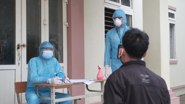 Xét nghiệm COVID-19 cho lái xe hàng hóa trước khi ra vào ổ dịch - Ảnh 1.