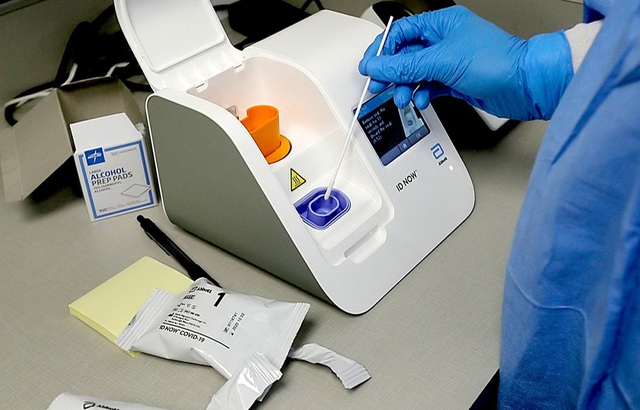 Cách Canada truy vết các biến thể virus corona mới - Ảnh 1.