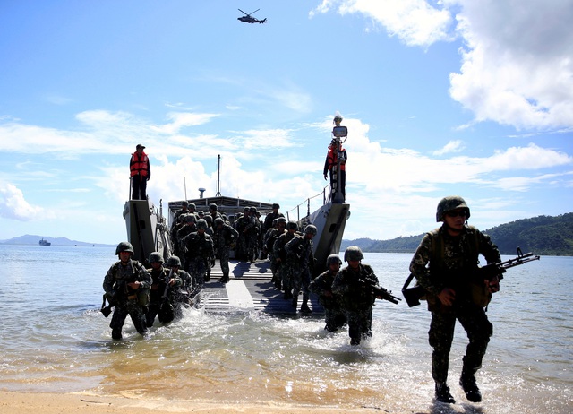 Philippines giải thích: Chỉ đòi công bằng chứ không tống tiền Mỹ - Ảnh 1.