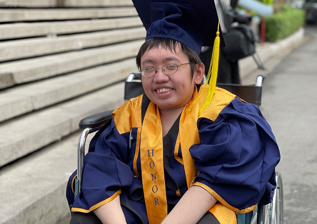 Cha, con và tấm bằng đại học - Ảnh 1.