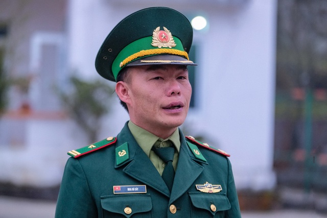 Anh lính người Mông thông thạo nhiều thứ tiếng - Ảnh 1.