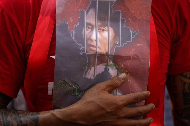 Bà Aung San Suu Kyi bị khởi tố tội buôn lậu - Ảnh 1.