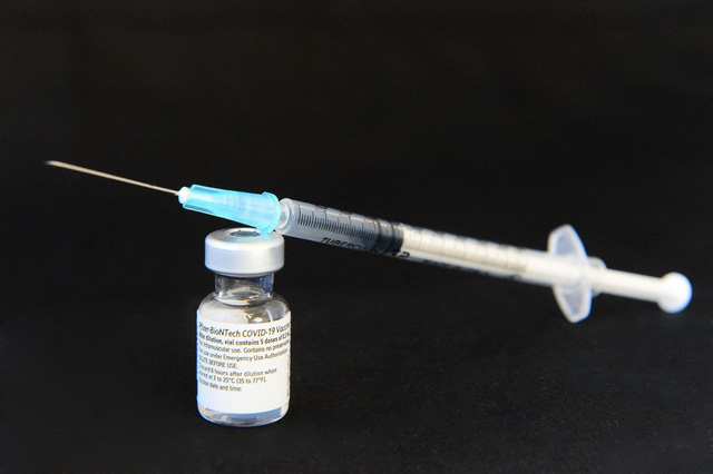 Nhật Bản cho phép tiêm vaccine ngừa COVID-19 bằng bơm tiêm insulin - Ảnh 1.