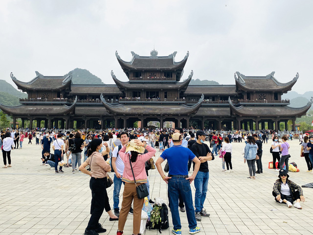 Kinh nghiệm đi chùa Tam Chúc để không bị đông nghẹt người mà lại ngắm được  cảnh đẹp