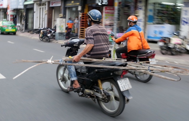 Cách chở tủ quần áo bằng xe máy an toàn khi chuyển nhà - Taxi Tải Giá Rẻ