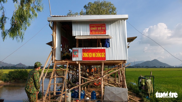 Người lính quân hàm xanh căng mình nơi biên giới Tây Nam cho dân yên giữa đại dịch - Ảnh 3.
