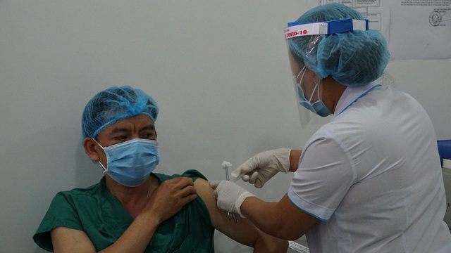 Gia Lai tiêm vắc xin COVID-19 cho nhân viên tuyến đầu chống dịch - Ảnh 4.