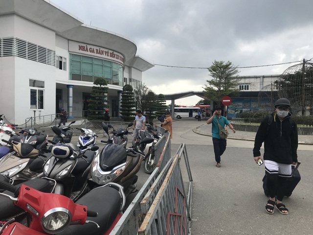 Nhân viên thu tiền xe cứu thương, giám đốc bến xe xin lỗi - Ảnh 1.