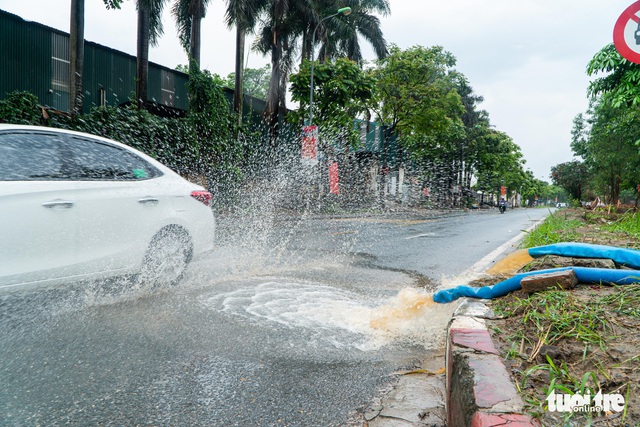 Hà Nội nhiều nơi ngập lênh láng sau mưa - Ảnh 5.