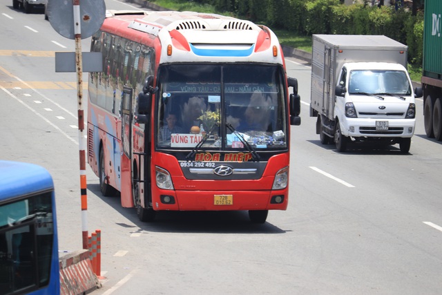 Chậm trễ đổi biển số trắng sang vàng, chủ xe kinh doanh coi chừng bị phạt - Ảnh 1.