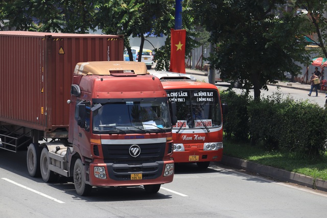 Chậm trễ đổi biển số trắng sang vàng, chủ xe kinh doanh coi chừng bị phạt - Ảnh 2.