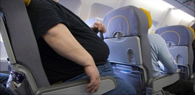Các hãng hàng không Mỹ tính cân hành khách và tăng giá vé với người béo phì - Ảnh 1.