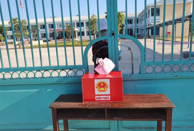 Ngày bầu cử đặc biệt trong khu cách ly - Ảnh 2.