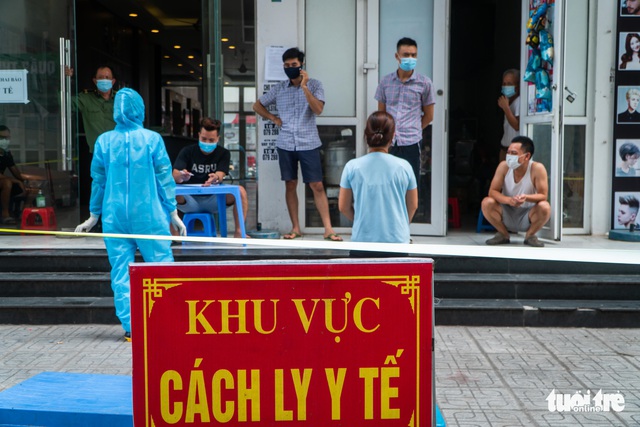 Ai đến quán gà, quán lẩu bò, quán cà phê này thì liên hệ y tế gấp - Ảnh 1.