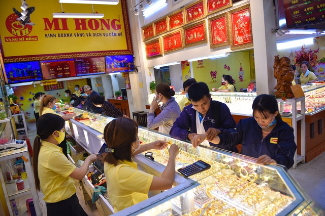 Giảm chậm tăng nhanh, vàng trong nước cao hơn thế giới 7,37 triệu đồng mỗi lượng - Ảnh 1.