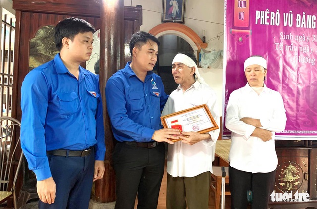 Truy tặng huy hiệu Tuổi trẻ dũng cảm cho sinh viên quên mình cứu bạn - Ảnh 1.