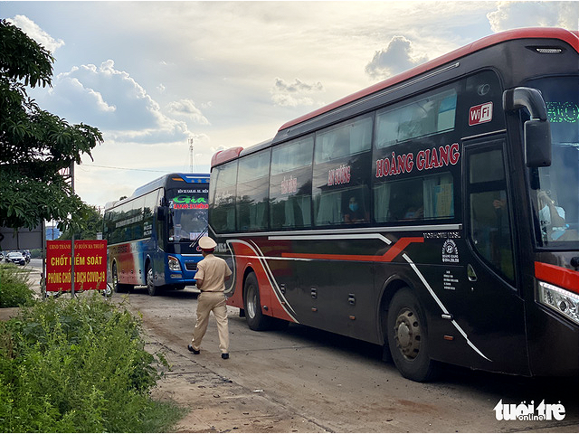 Người dân Tây Nguyên ùn ùn rời Sài Gòn do lệnh giãn cách - Ảnh 2.