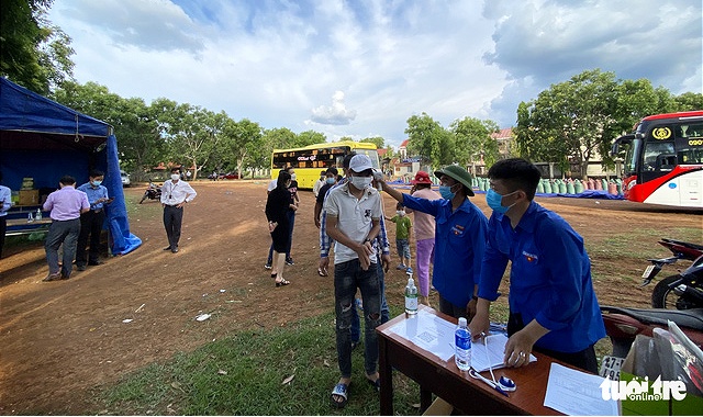 Người dân Tây Nguyên ùn ùn rời Sài Gòn do lệnh giãn cách - Ảnh 3.