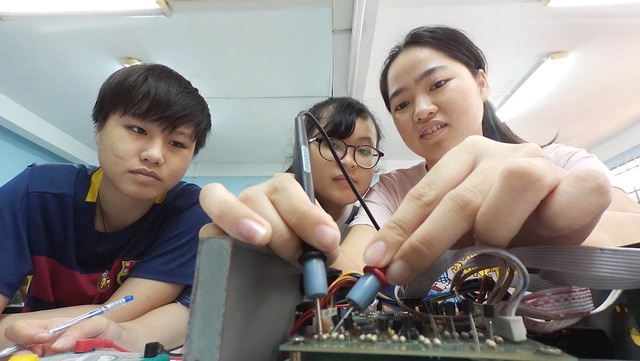 Nhiều ưu đãi, vẫn ít nữ sinh theo ngành kỹ thuật - Ảnh 1.
