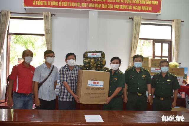 Báo Tuổi Trẻ tặng quà phòng chống dịch COVID-19 cho Biên phòng An Giang - Ảnh 2.