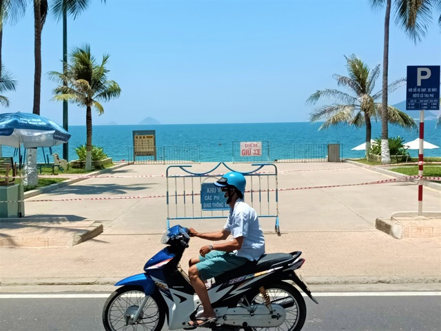 Nha Trang cho tắm biển giãn cách, được tập lại gym, yoga - Ảnh 1.