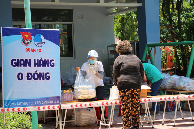 Tình người nơi tuyến đầu phòng, chống dịch COVID-19: Giãn cách mà lại ấm lòng sẻ chia - Ảnh 2.