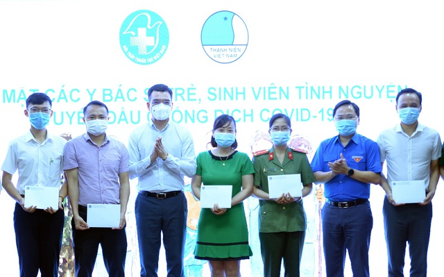 100 suất quà gửi đến chiến binh áo trắng trên tuyến đầu chống dịch - Ảnh 1.