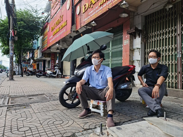 Đội nắng mưa hỗ trợ trò đi thi - Ảnh 1.