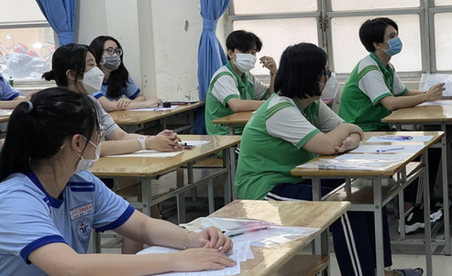 Chấm thi tốt nghiệp môn văn ở TP.HCM: Đã có bài thi 9,5 điểm - Ảnh 1.