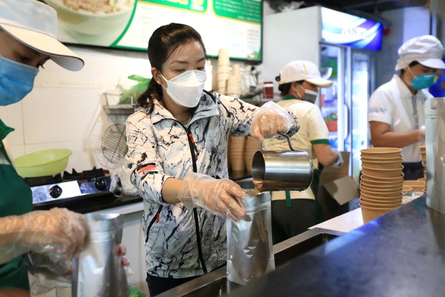 Hàng ngàn suất phở ngon đến với bệnh viện dã chiến - Ảnh 6.